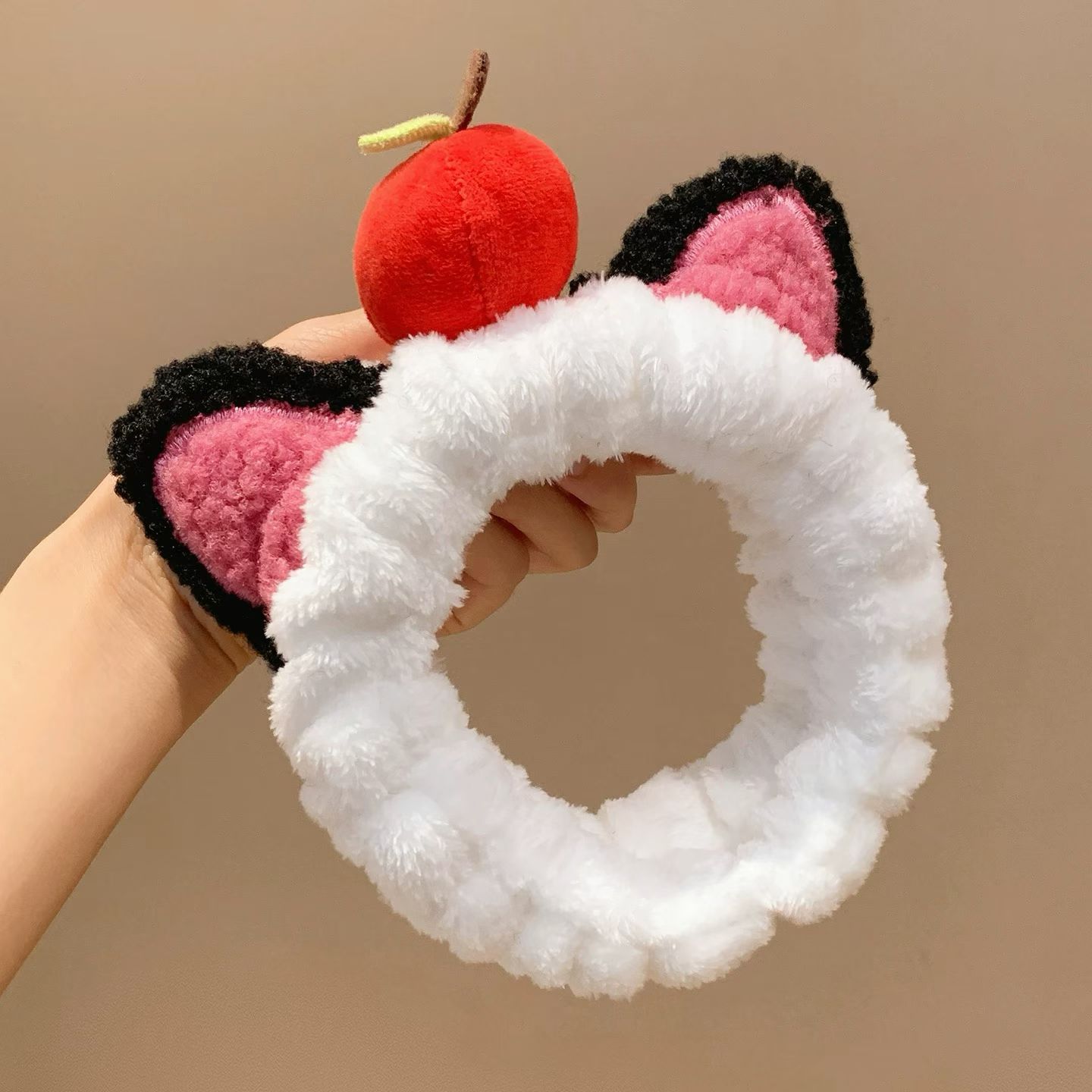 Nuevos dibujos animados pelúcia cabello para mujeres otoño y invierno cráneo alto lavado de cara cabello para gato oídos oídos perros oídos manzana decoración de cabello al por mayor