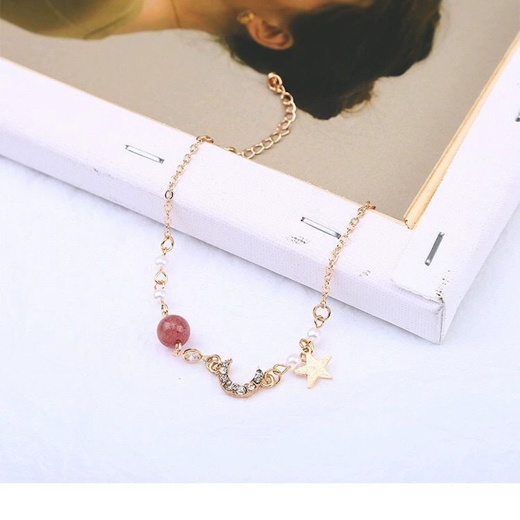 Браслет Yongyi jewelry с микро-вставкой «полумесяц», с регулируемой цепочкой и клубничным кристаллом