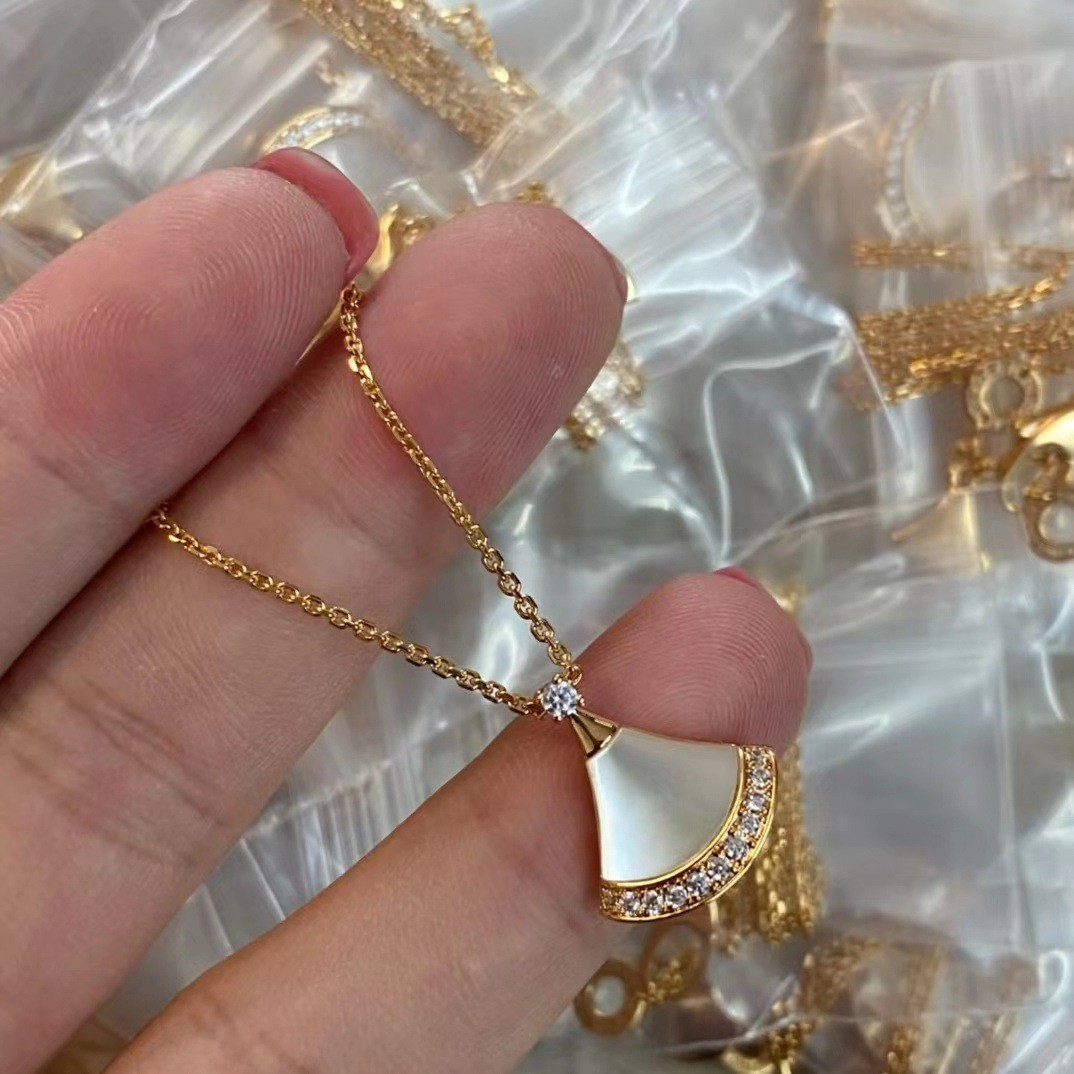 Tiktok Exquisite High-Quality Natural Mother-Of-Pearl Dress Necklace for Women, Thick Gold-Plated, Light Luxury, High-End Fan-Shaped Collarbone Chain