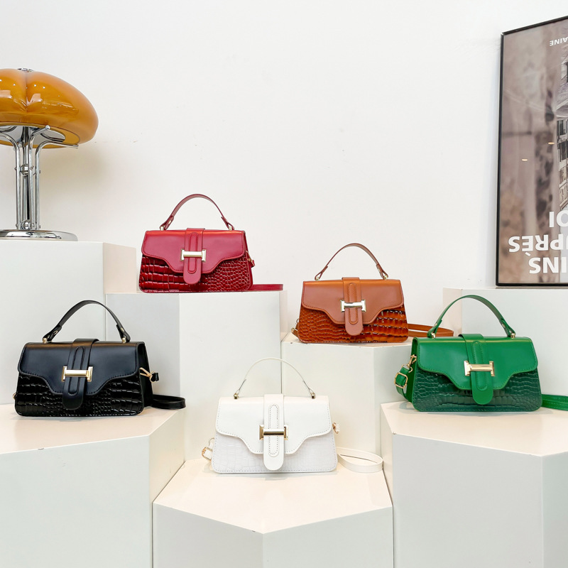 Bolso bandolera de un solo hombro de textura de alta gama de diseño de nicho 2024 otoño e invierno nuevo bolso cuadrado pequeño portátil de todos los partidos