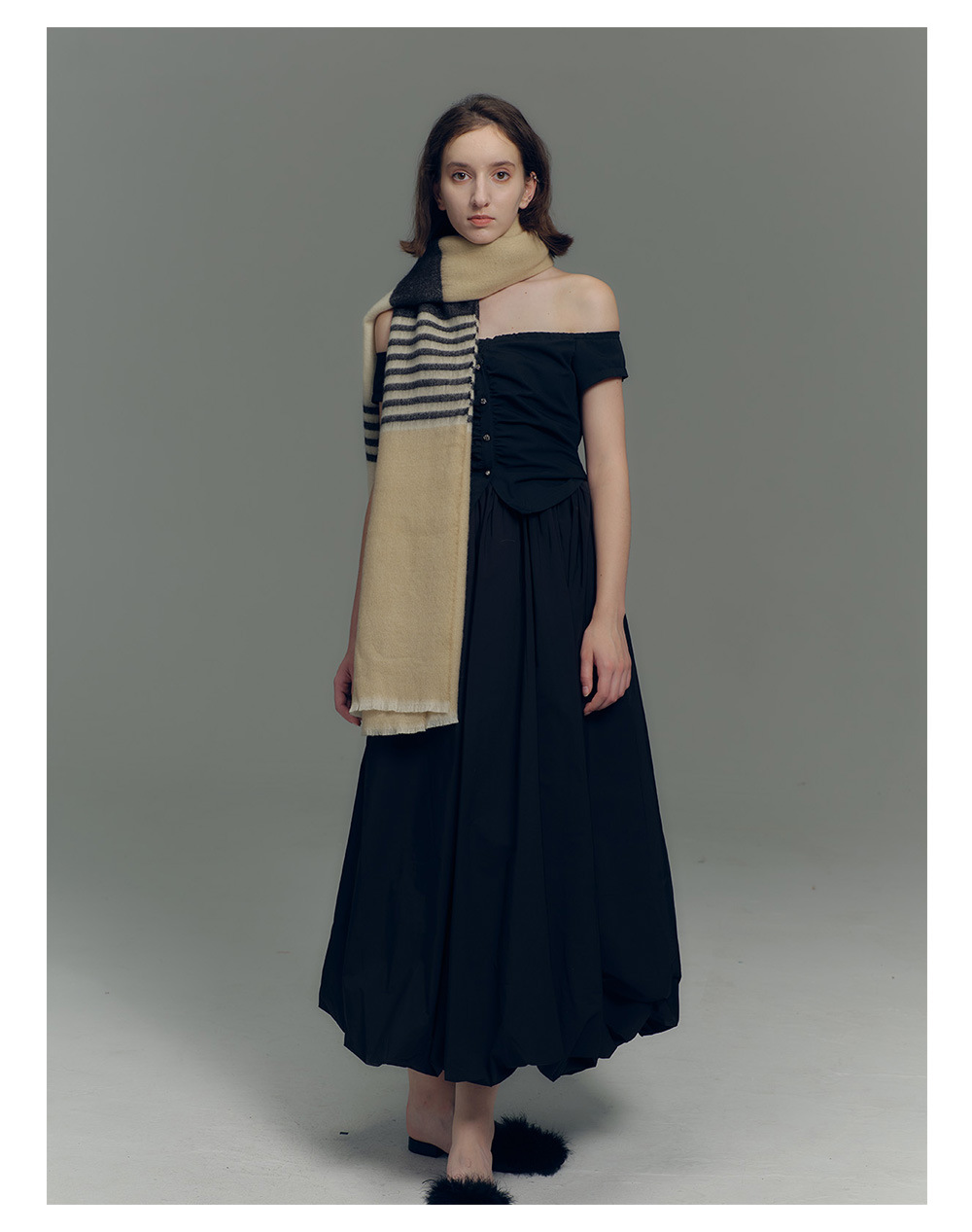 Novo cachecol xadrez feminino em imitação de cashmere com blocos de cores cáqui e nude, com bordas desfiadas, ideal para outono e inverno. Tamanho ampliado._voghion.com