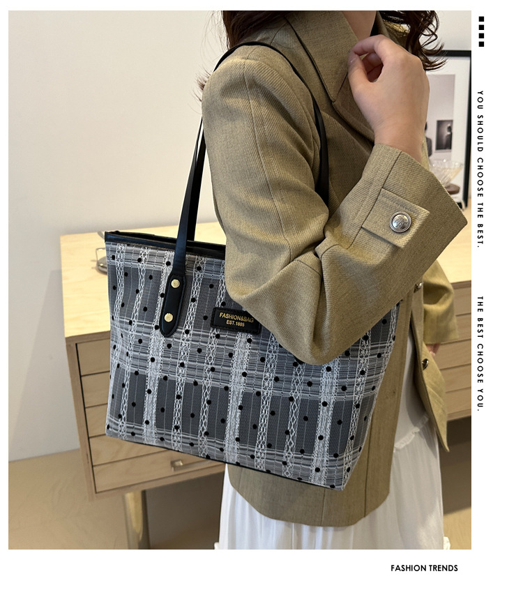 Fashionable large-capacity tote bag for women, new autumn 2024 collection, casual retro single-shoulder bag, commuter handbag, cross-border bag details Picture