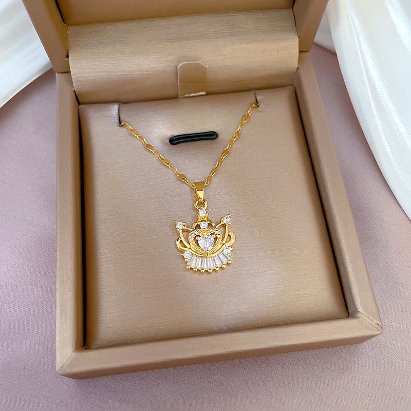 Collar con colgante de corona y circonitas chapado en oro_voghion.com