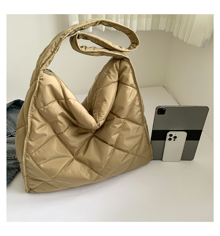 Women's Large Pu Leather Solid Color Lingge Streetwear Square Zipper Shoulder Bag display picture 33