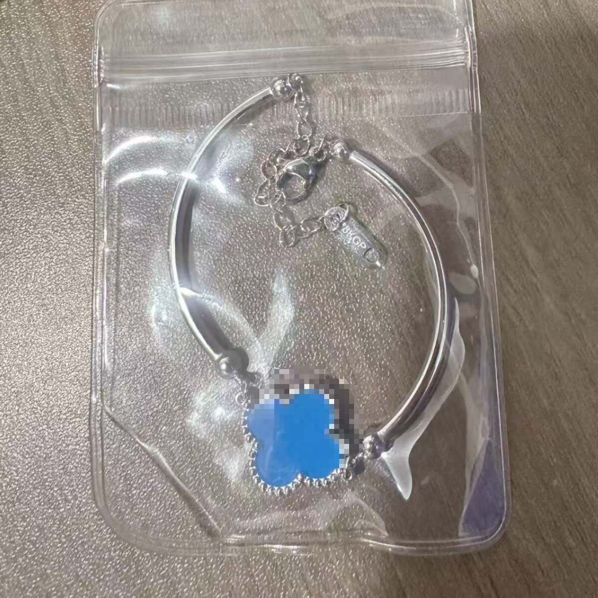 Pulsera de trébol de acero titanium vendedora caliente transfronteriza europea y americana con incrustaciones de concha pulsera colgante pulsera de diseño avanzado sin desvanecimiento al por mayor