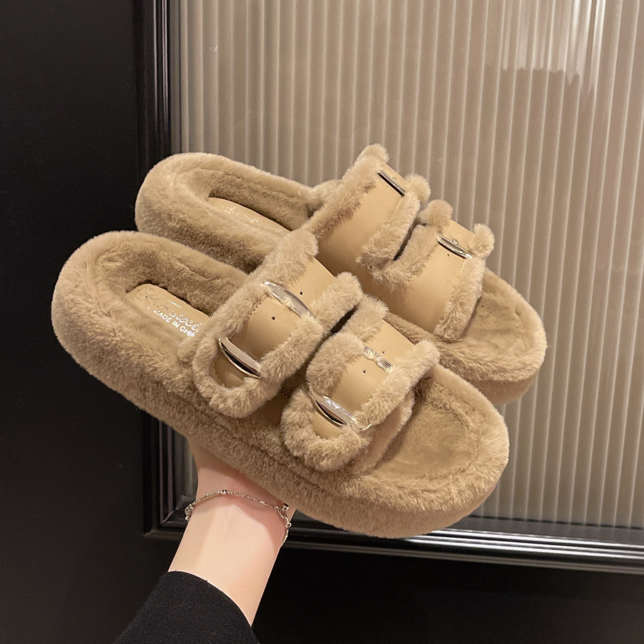 Moda de fondo grueso de hadas zapatillas de pelo de viento para mujeres otoño y invierno 2024 nuevo cinturón de barra paralela hebilla y zapatillas de algodón de tercife para mujeres