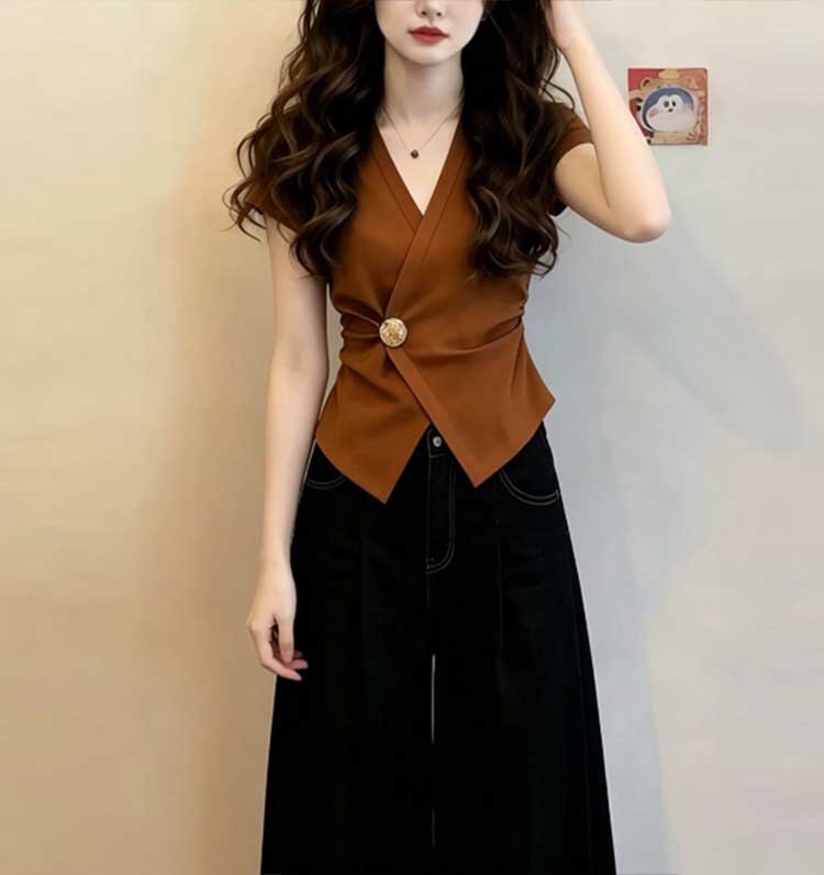 Áo thun nữ cổ V tay ngắn thắt lưng kim loại màu caramel — Màu caramel chi tiết 8