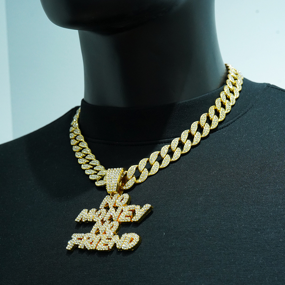 Collar con colgante de letras de hip-hop europeo y americano con diamantes completos, diseño de 'no money no friend', accesorio de motero deslumbrante y moderno.