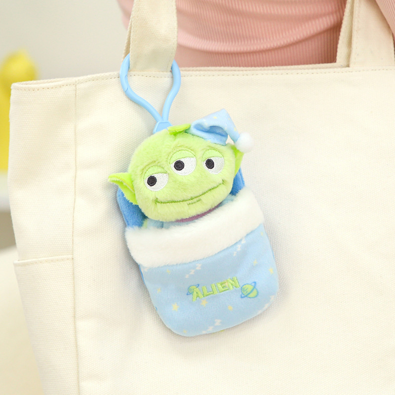 Genuine Disney autorizó la nueva muñeca de peluche Strawberry Bear Pooh Stitch juguete colgante de tres ojos