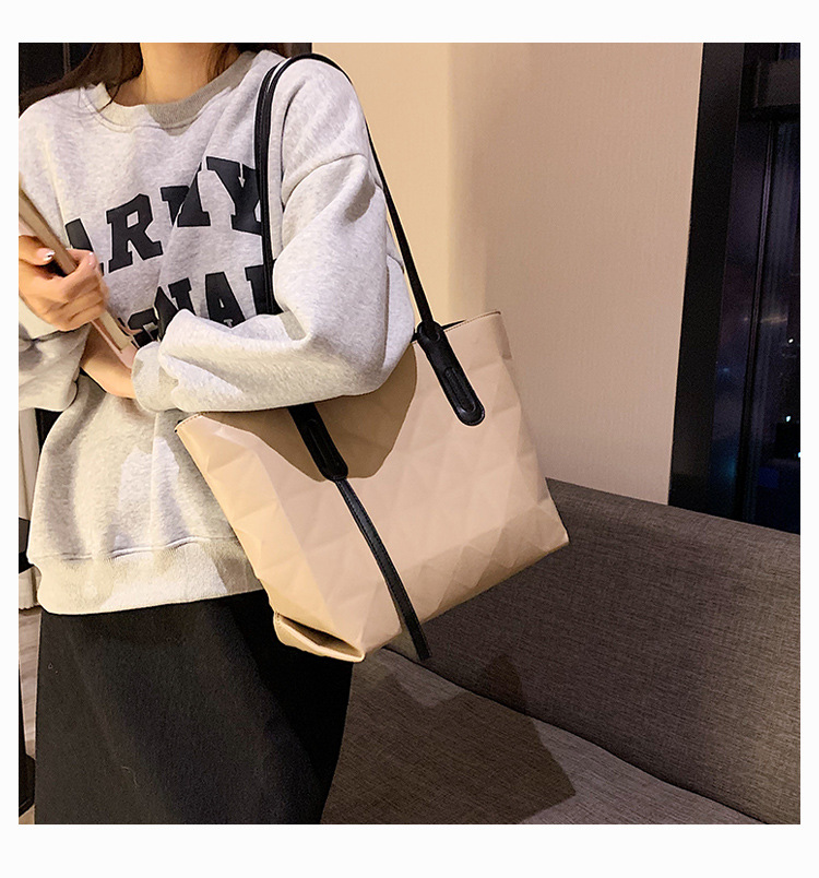 Large Bag Female Autumn And Winter Shoulder Female Bag Solid Color Rhombus Hand Bag display picture 8