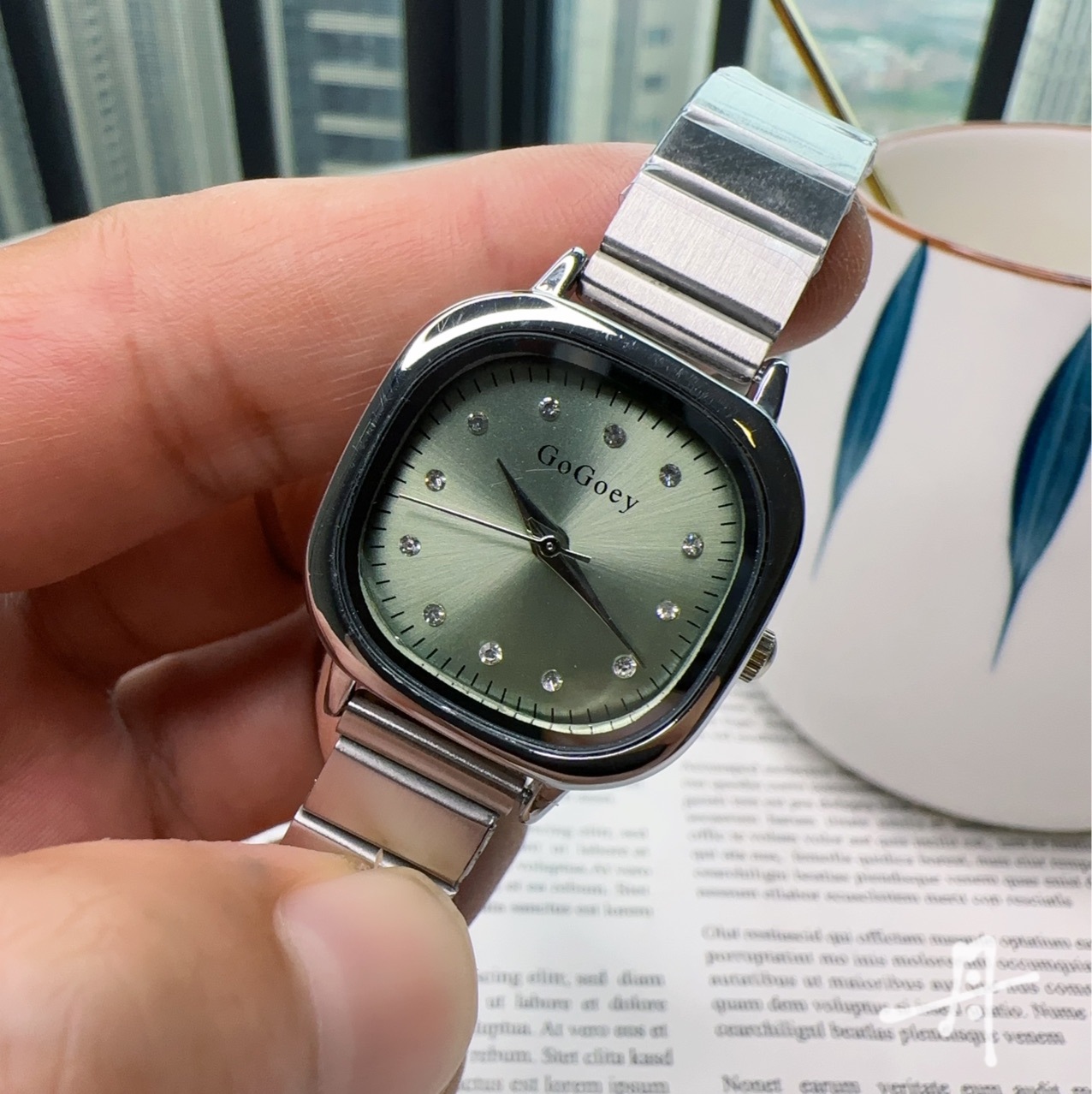 Little Red Book niche steel strap watch women's point diamond chain watch small plate rhinestone simple casual watch wholesale manufacturer