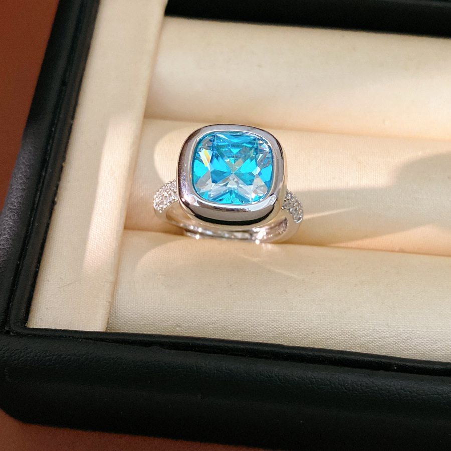 Anillo cuadrado geométrico de zircón pendientes ligero de lujo de alto nivel pendientes de estilo simple nicho de la personalidad conjunto de joyería al por mayor