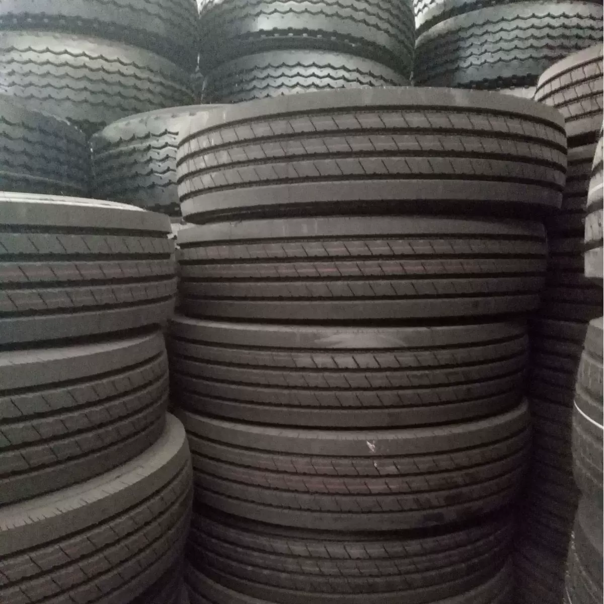 厂家大量出口 现货 11R22.5 卡车载重全钢丝轮胎 DOT认证