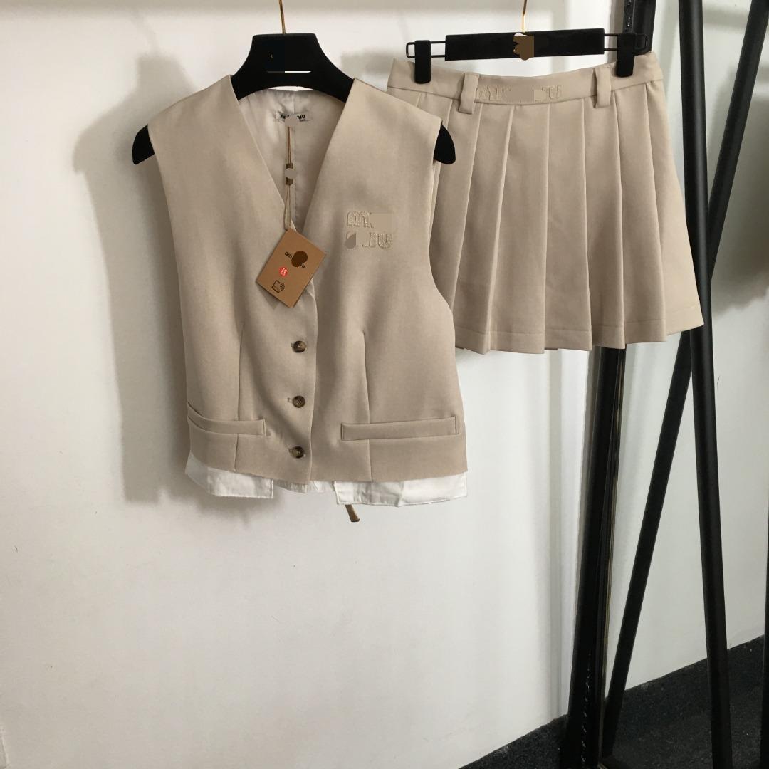 新款套装刺绣字母贴布假两件拼接下摆V领马甲西装外套百褶短半裙