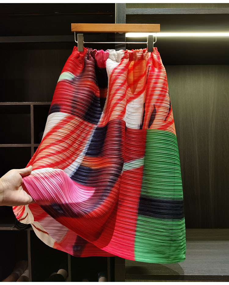 Chân váy midi xếp ly in họa tiết đối lập, cạp chun co giãn, dáng suông nhẹ — xám xanh, xanh lam, đỏ xanh chi tiết 8