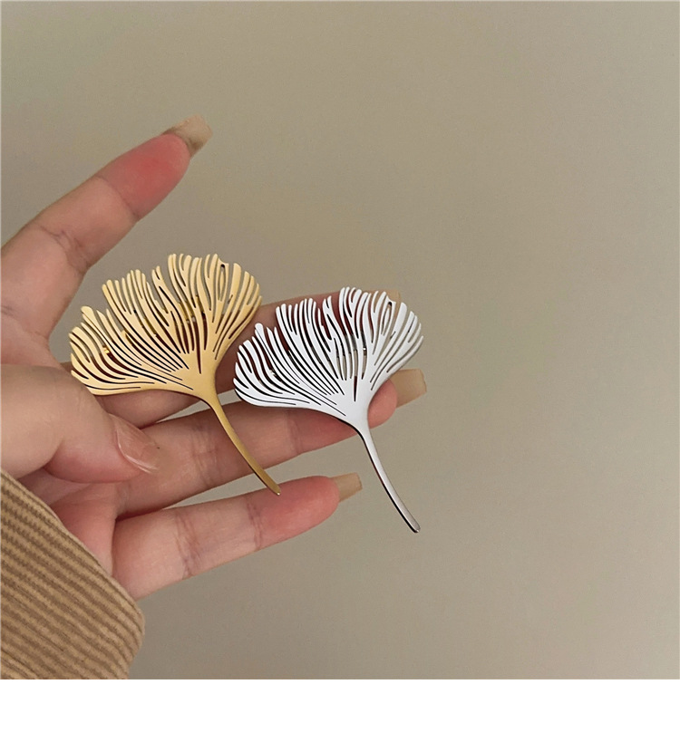 Simple Style Solid Color Alloy Plating Women's Brooches display picture 1