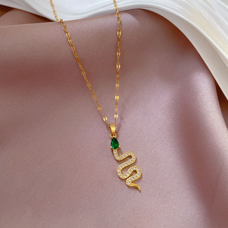 Collar serpiente de oro con piedra verde y cuentas para mujer_voghion.com