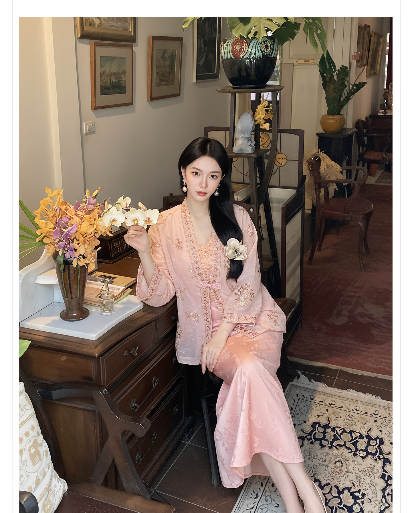 Bộ đầm dây kèm áo khoác thêu hoa phong cách Trung Hoa hiện đại — bộ đồ, đầm dây, Áo khoác màu hồng chi tiết 5