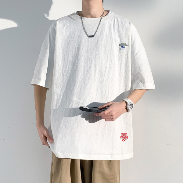 Short sleeve T-shirt with a round collar