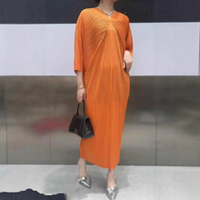 Miyake夏季新款欧美时尚三宅褶蝙蝠袖大码高端气质V领宽松连衣裙