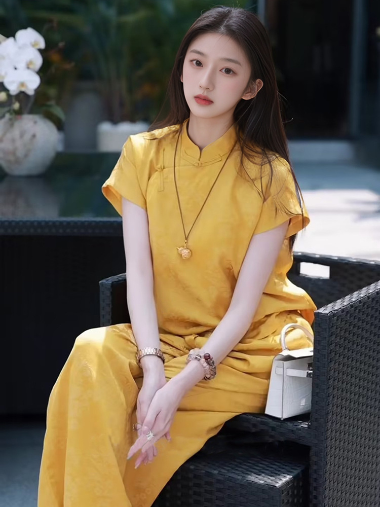 Bộ áo quần hai mảnh phong cách Trung Hoa mới cổ đứng jacquard mùa hè — Áo màu vàng, Quần dài màu vàng