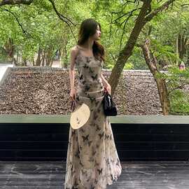 清冷水墨蝴蝶碎花吊带连衣裙女2025夏季新款法式别致修身气质长裙