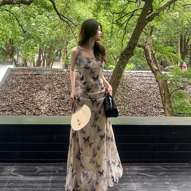 Fresh and Elegant Ink-Wash Floral Butterfly Print Spaghetti Strap Dress for Women, 2026 Summer New French Chic Slim-Fit Long Dress Fresh and Elegant Ink-Wash Floral Butterfly Print Spaghetti Strap Dress for Women, 2026 Summer New French Chic Slim-Fit Long Dress