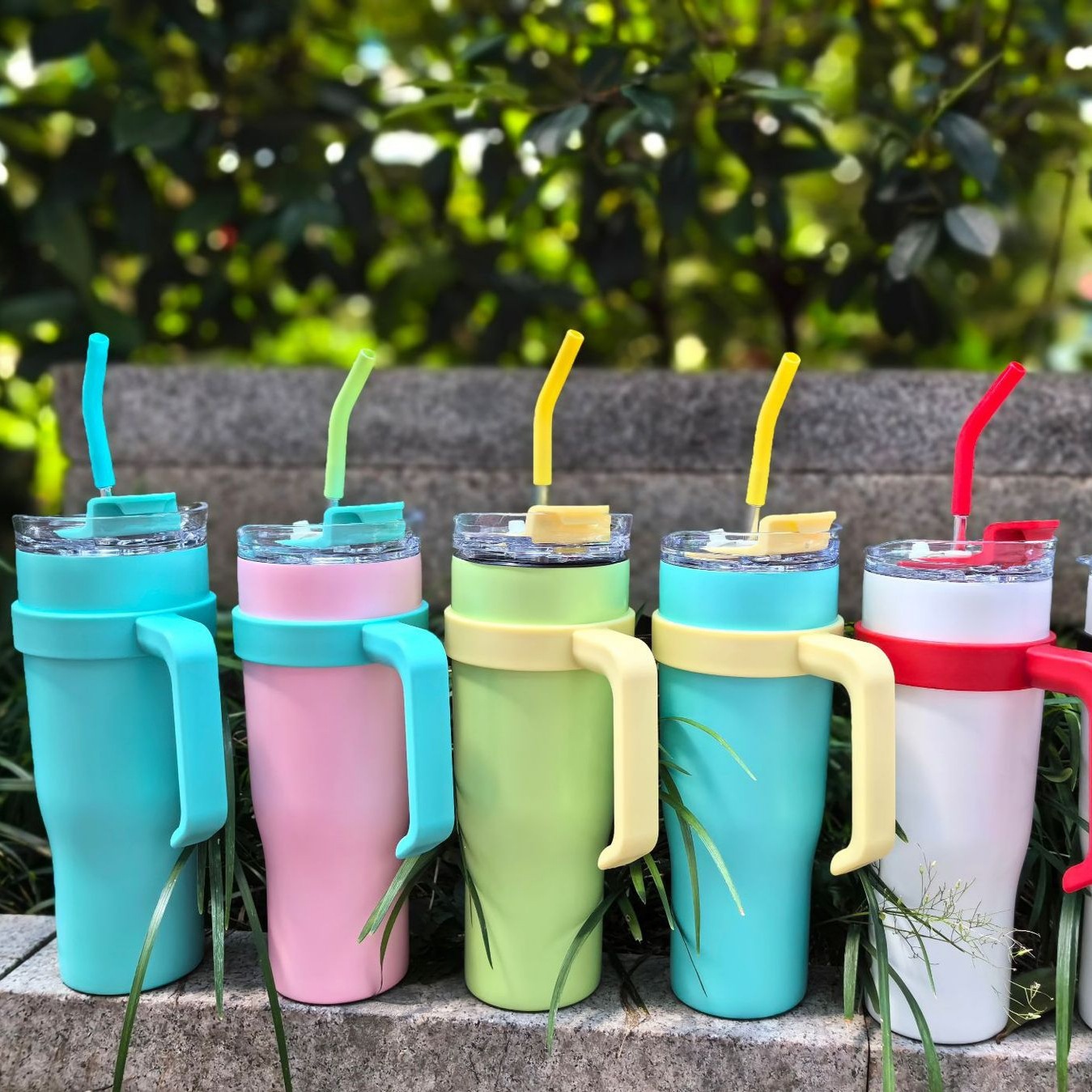 Una taza de automóvil de 40oz de mango de acero inoxidable de gran capacidad de vacío aislamiento de paja de taza de hielo de automóvil