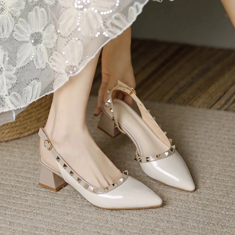Remaches de color desnudo temperamento de tacones altos 2026 verano nuevo tacones gruesos puntiagudos para usar sandalias vacías de moda