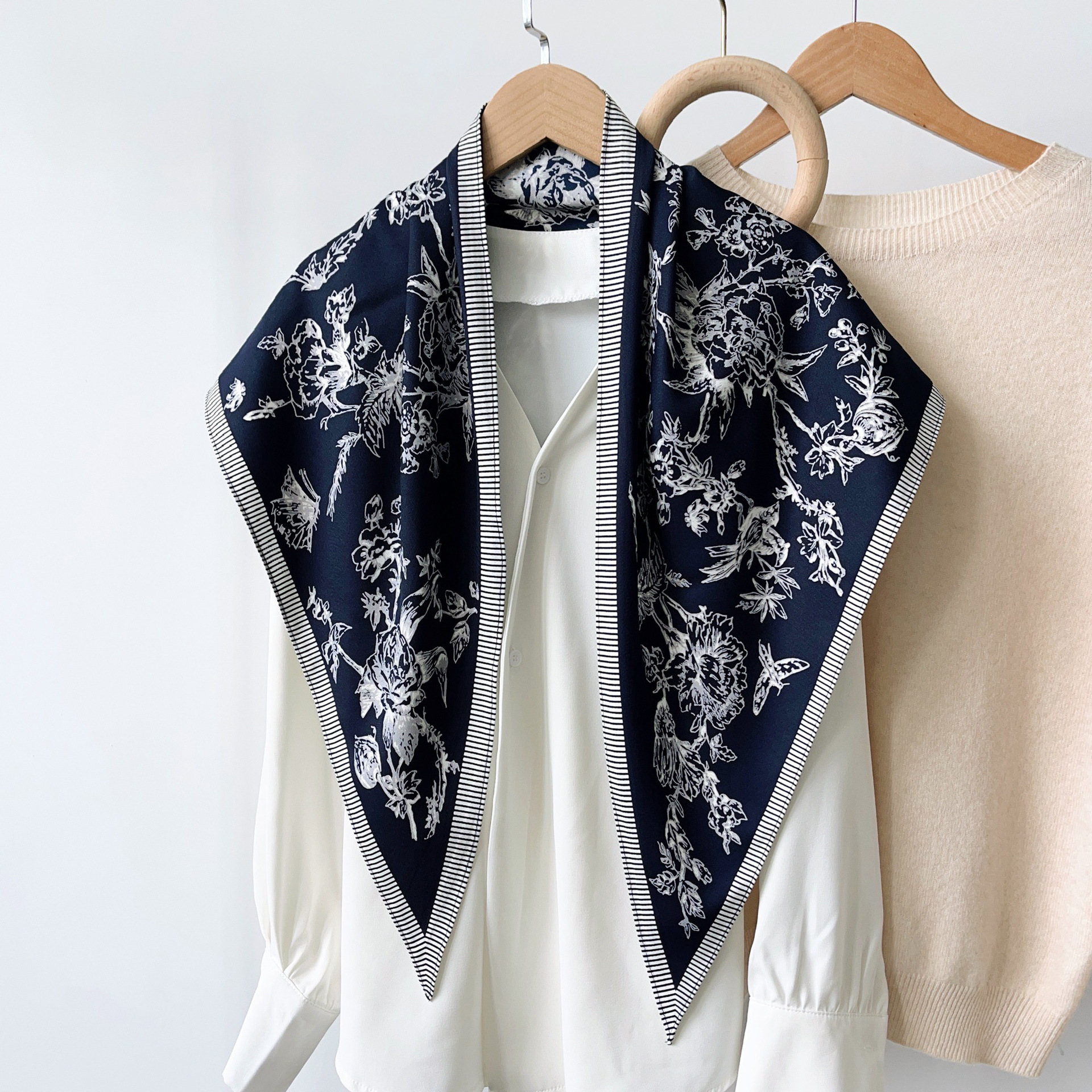 2025 nuevo estilo verano todo-fósforo cintura a juego camisa traje de mezclilla chal seda de sarga toalla triangular de moda fresca