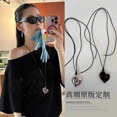 韓国のブロガーReinaと同じ種類の小衆愛のペンダントのネックレスの引き出しのひもはカジュアルな組み合わせのセーターのチェーンを調節することができます。