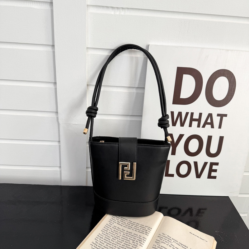 Personalized, Simple and Fashionable Bucket Bag with a New Trendy Texture, 2026 Winter Niche Design Women's Shoulder Bag Personalized, Simple and Fashionable Bucket Bag with a New Trendy Texture, 2026 Winter Niche Design Women's Shoulder Bag