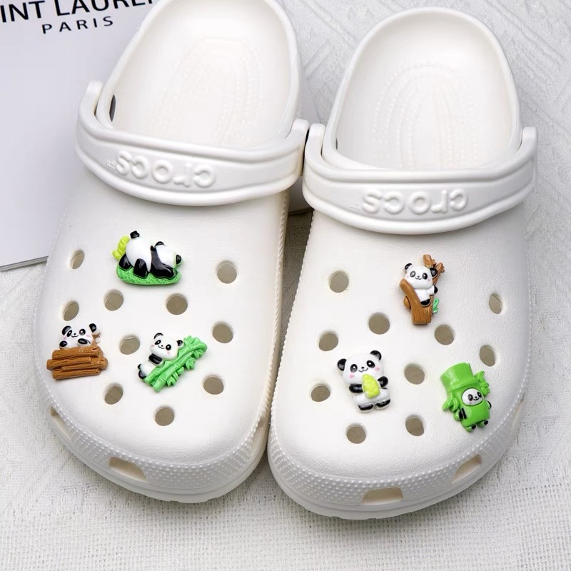 Caricatura de bambú panda comer brotes de bambú DiDi accesorios de resina nuevo agujero hebilla de zapato decoración flor de zapato tridimensional desmontable
