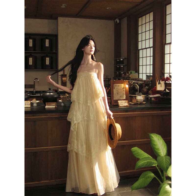 【Light Trace】French-Style Lace Strap Dress with a Large Hem for Women, Gentle Style, Suitable for Vacation, Slimming Cake Dress