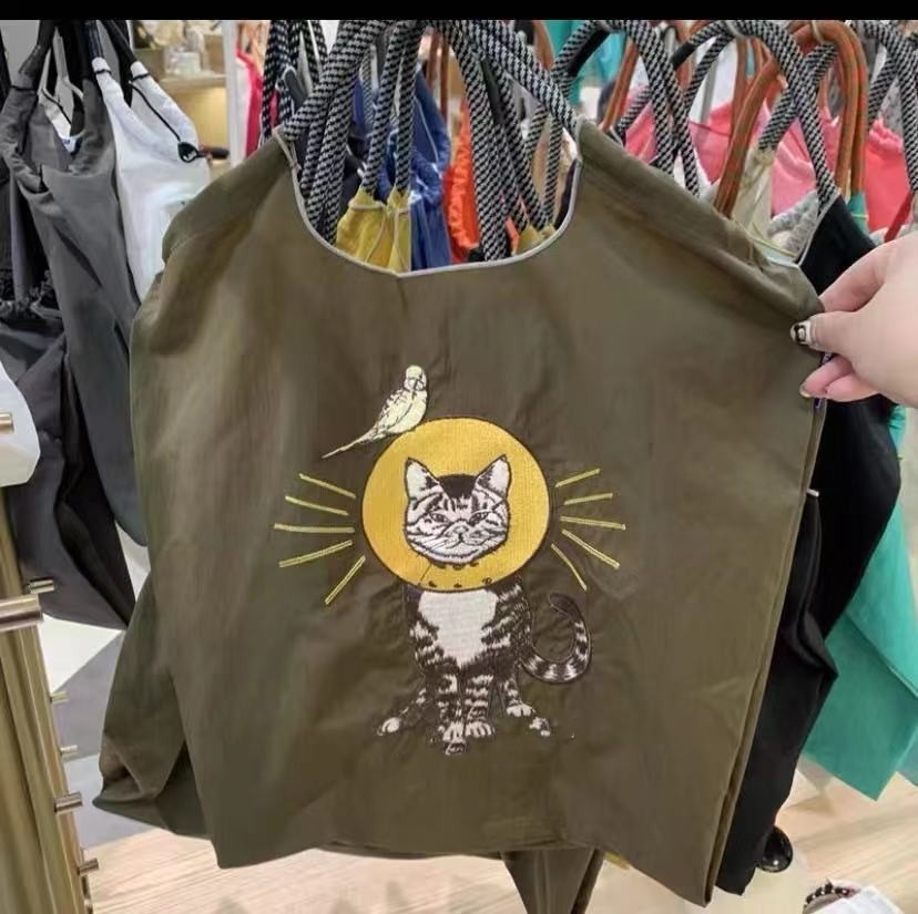 짙은 녹색 고양이