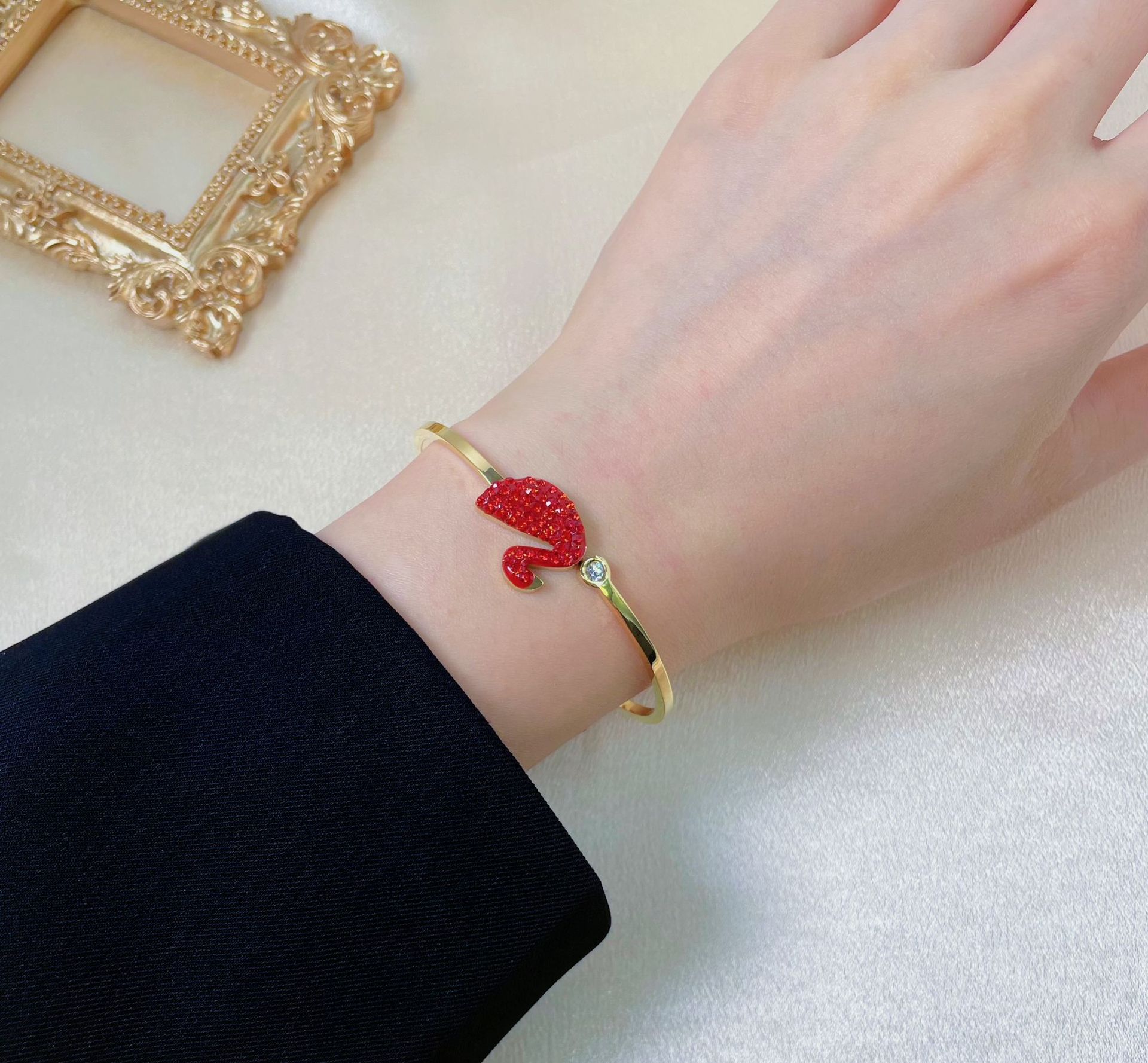 113 레드 스완 팔찌 골드