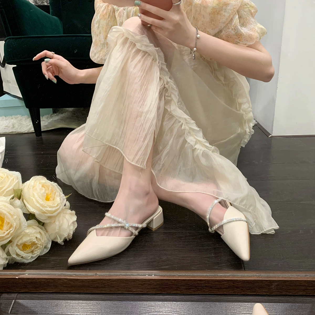 Виноградная мама та же модель 2025 новых французских элегантных заостренных сандалий со стразами