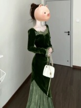 法式高端复古风绿色丝绒连衣裙女2025秋冬蕾丝拼接高级感气质长裙