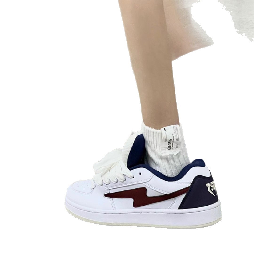 Zapatos blancos de suela gruesa para mujeres 2025 verano nuevo estilo de malla transpirable moda versátil ligero aumento de altura zapatos deportivos casuales