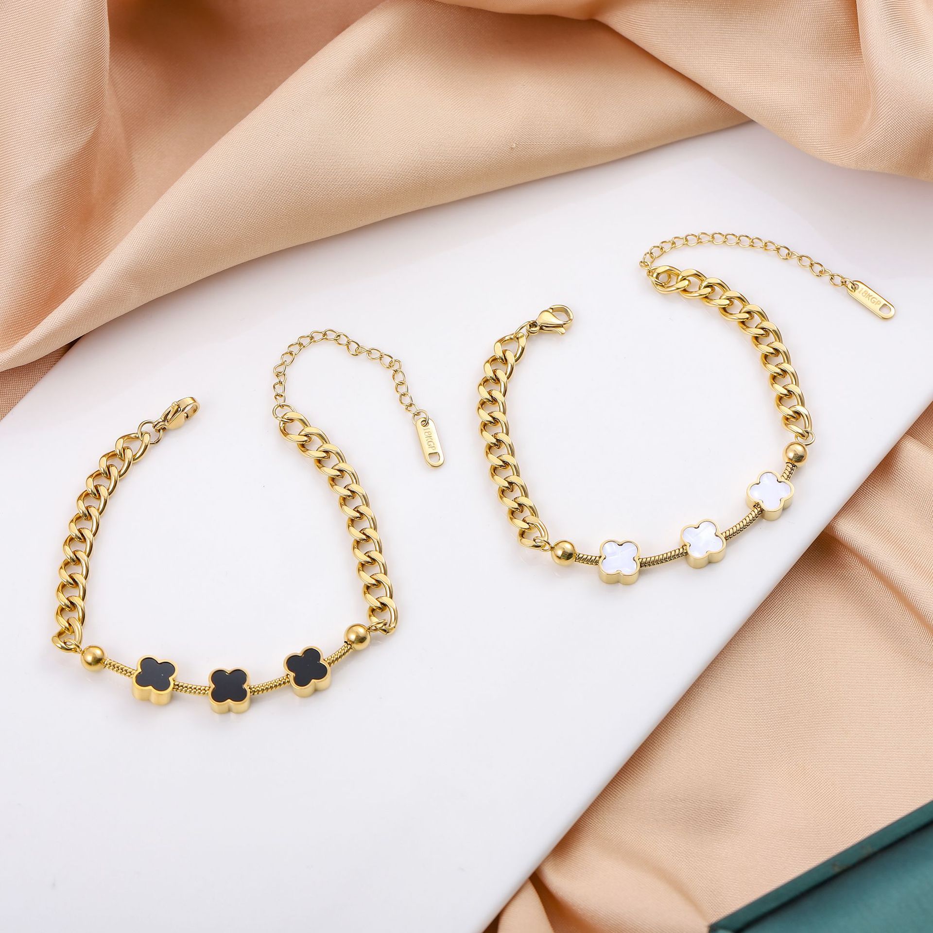 Pulsera de cuatro hojas de acero de titanio de moda simple nicho europeo y americano pulsera de alto nivel ligera de lujo temperamento joyería al por mayor mujer