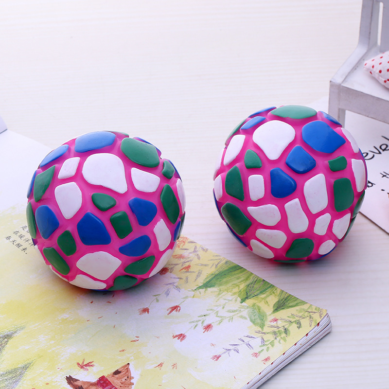 En stock perro al por mayor juguete molar perro mascota Limpieza de dientes entrenamiento Bola de piedra Bola de mordedura de perro aliviar la mordedura de congestión resistente y jugable