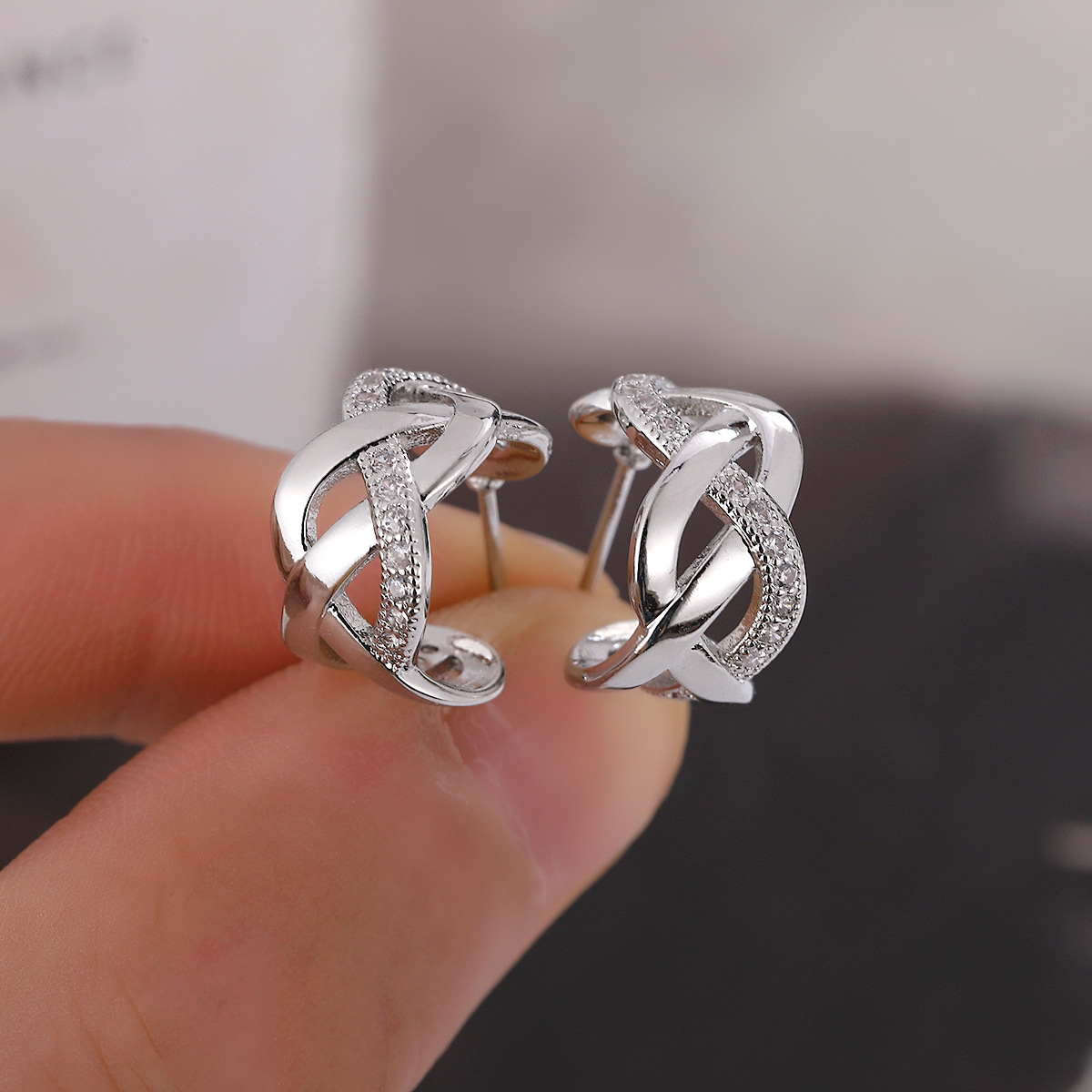 Flotador flotante repelente de mosquitos aretes de placa de incienso hembra viento frío Cruz metal en forma de C anillo de oreja clip de oreja sin temperamento perforado
