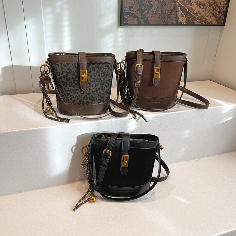 Bolso transfronterizo bolso de mujer nicho de diseño 2024 bolso de cubo de moda leopardo serie explosiva portátil hombro único