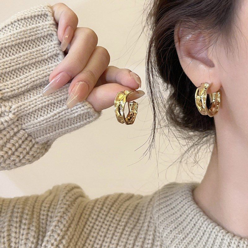 French-style plain gold hoop earrings for women, 2026 new trendy and exquisite design, unique and niche, with a high-end feel