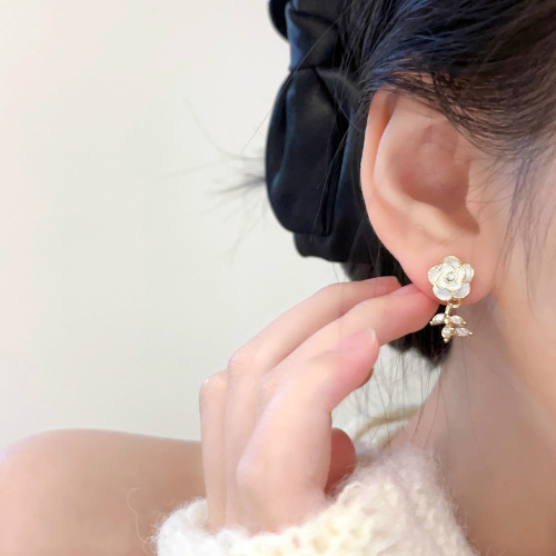 Yiwu Accessory Minimalist Light Luxury High-End Earrings for Women Fashion Niche Earrings Retro Versatile Stud Earrings Wholesale