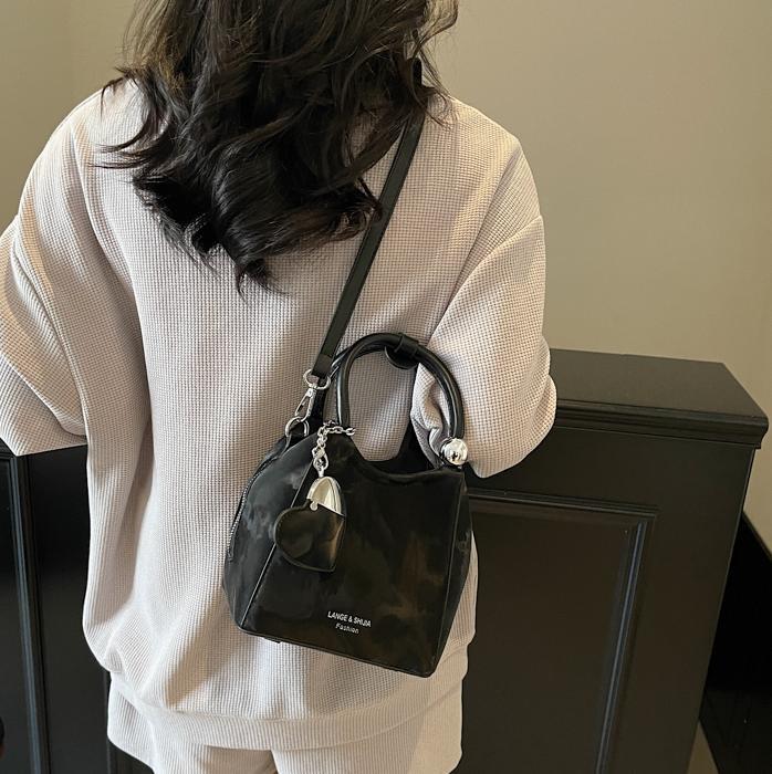 Nicho de diseño de bolsas de cubo de mano para mujeres 2025 nuevo estilo coreano bolso de hombro universal de moda retro bolso de mochila