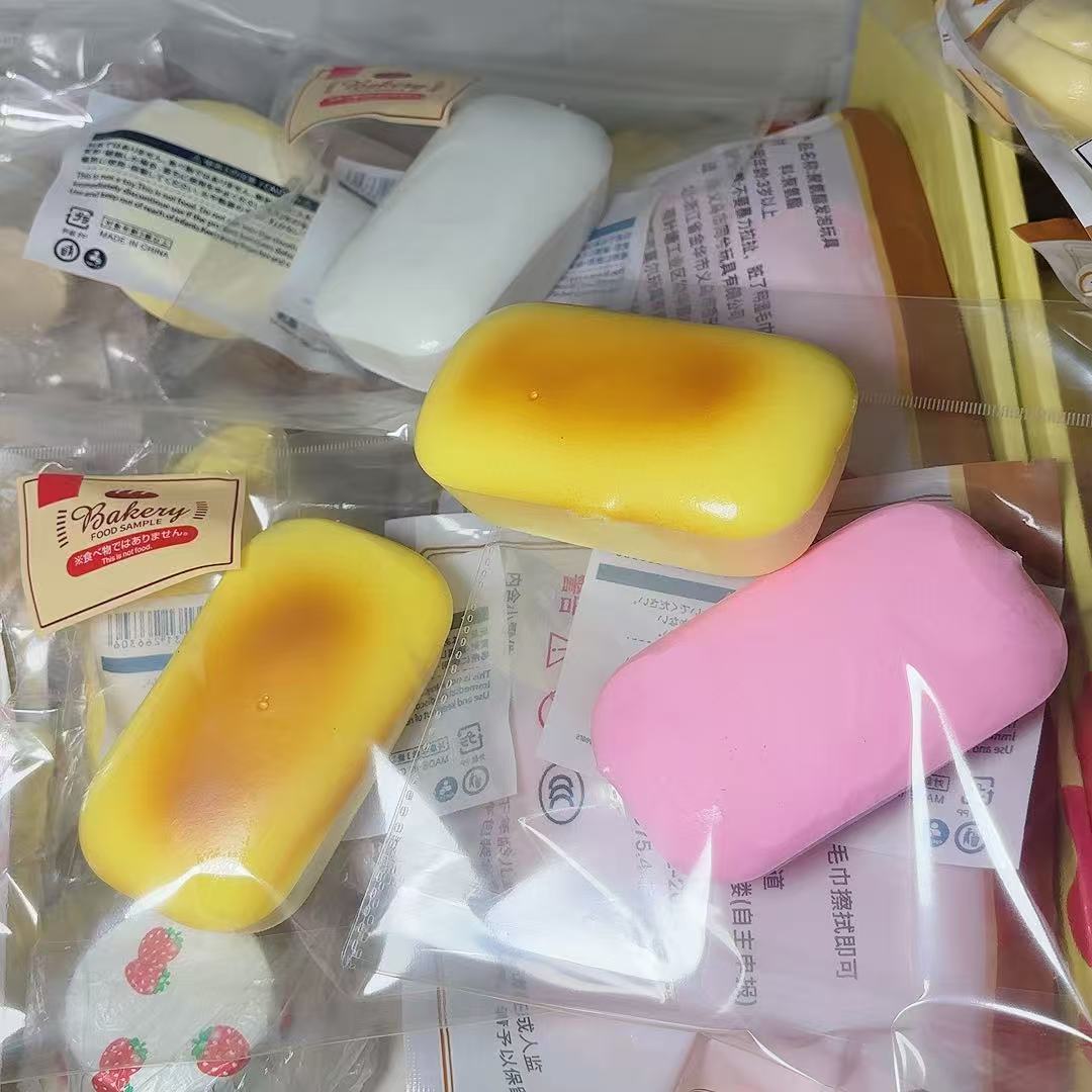 무작위 색상의 부드러운 떡이 천천히 반동합니다.