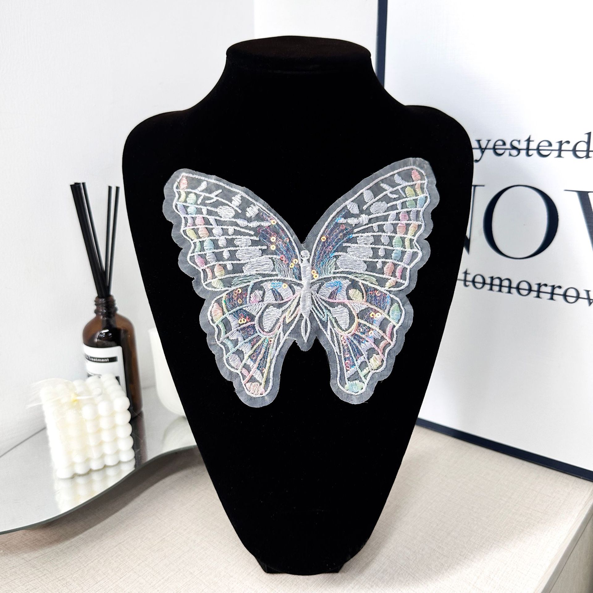 Cute dibujos animados hilo de malla de encaje cuentas de mariposa pegatinas de tela ropa de mascotas vestidos de niños ropa de ropa al por mayor