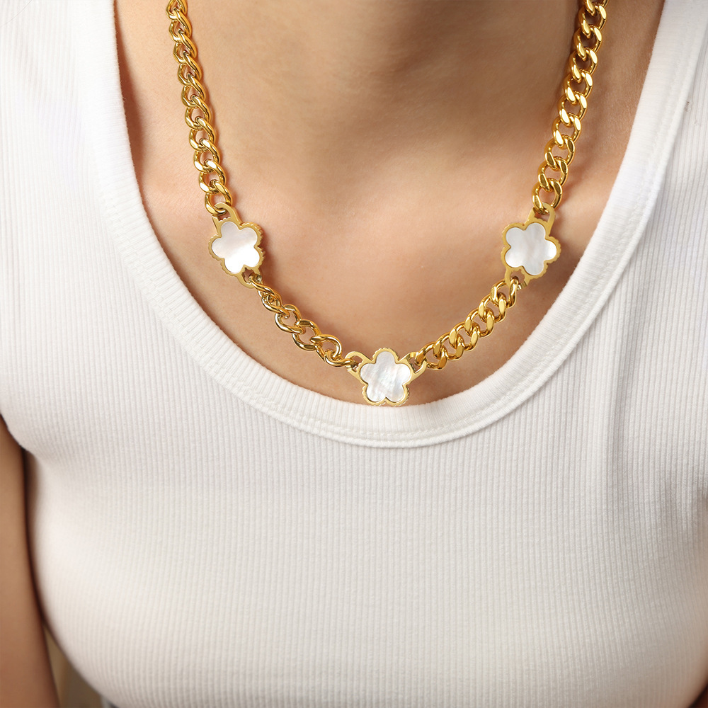 Flor de cinco hojas de la Reina Madre con incrustaciones de collar de diseño de acero de titanio chapado en oro de 18 quilates todo partido pulsera de cadena gruesa traje de joyería