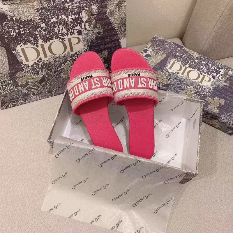 Summer ins alfabeto bordado de una palabra zapatillas exteriores para mujer nuevo estilo 2024 playa estilo de explosión de fondo plano chanclas cómodas y hermosas